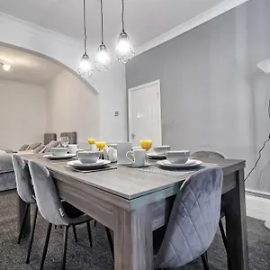 Beautiful Spacious Four Bedroom House With Parking For 2 Cars, 5 Minute Walk To Station Southend-on-Sea